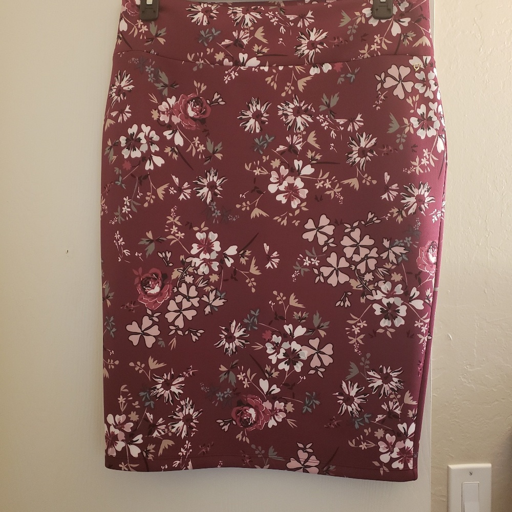 Form-fitting Floral Skirt